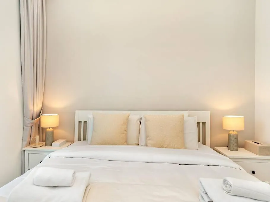 Modern High Rise 2Br Apartment With Burj Khalifa Views, Steps From Dubai Opera And Near Dubai Mall